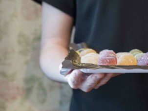 Detalle de la portada de Tea Rooms, de Luisa Carnés