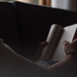 Un libro en el regazo